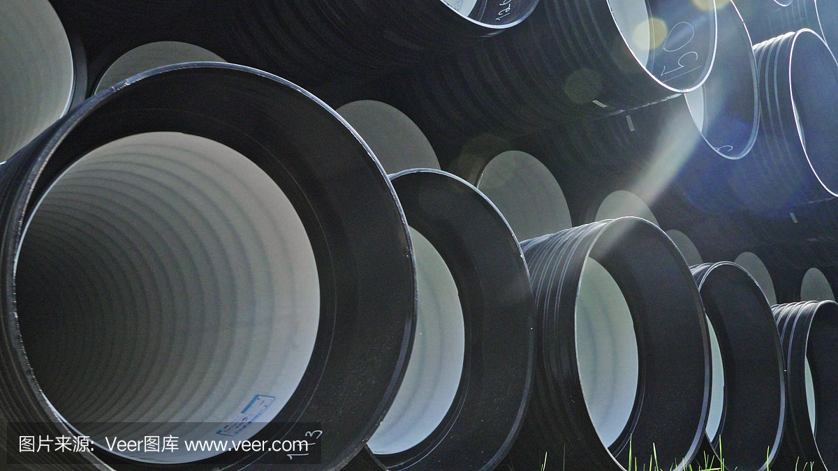 成品塑料管倉庫,工業戶外儲存場地。生產塑料水管的工廠。