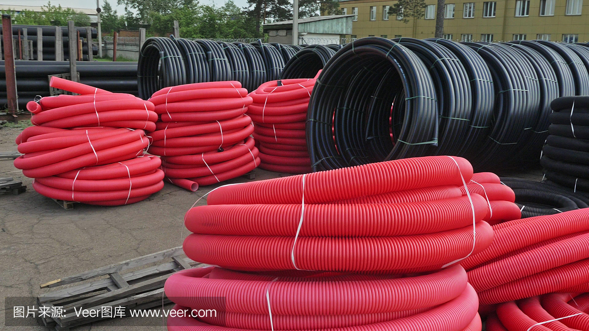 成品塑料管倉庫,工業戶外儲存場地。生產塑料水管的工廠。